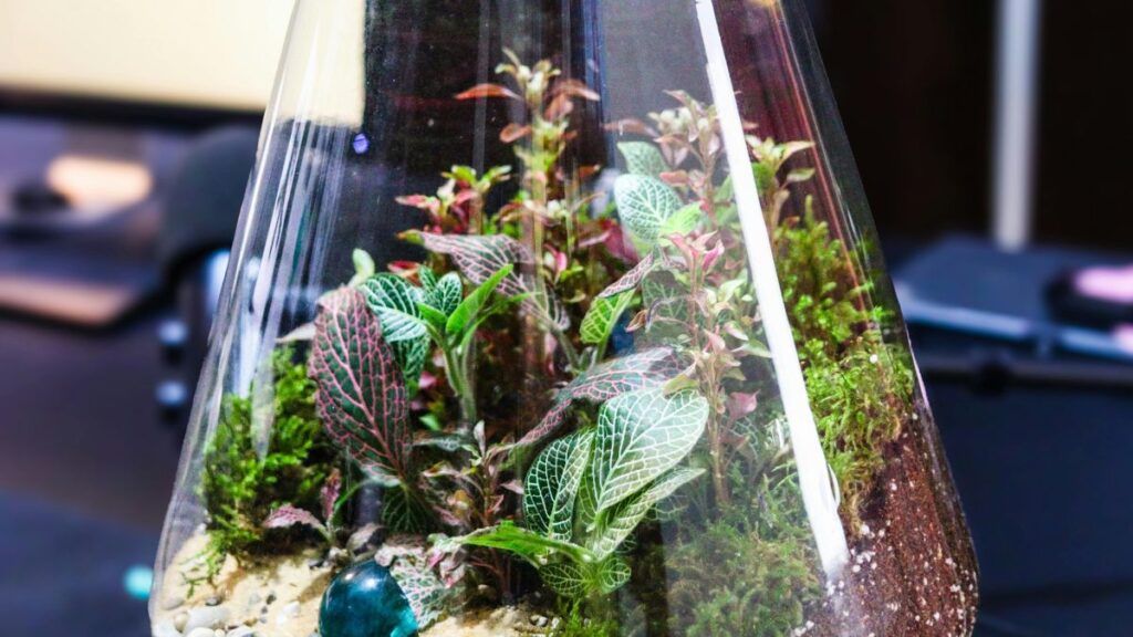 Steampunk-Themed Micro Terrariums for a Retro Decorative Look